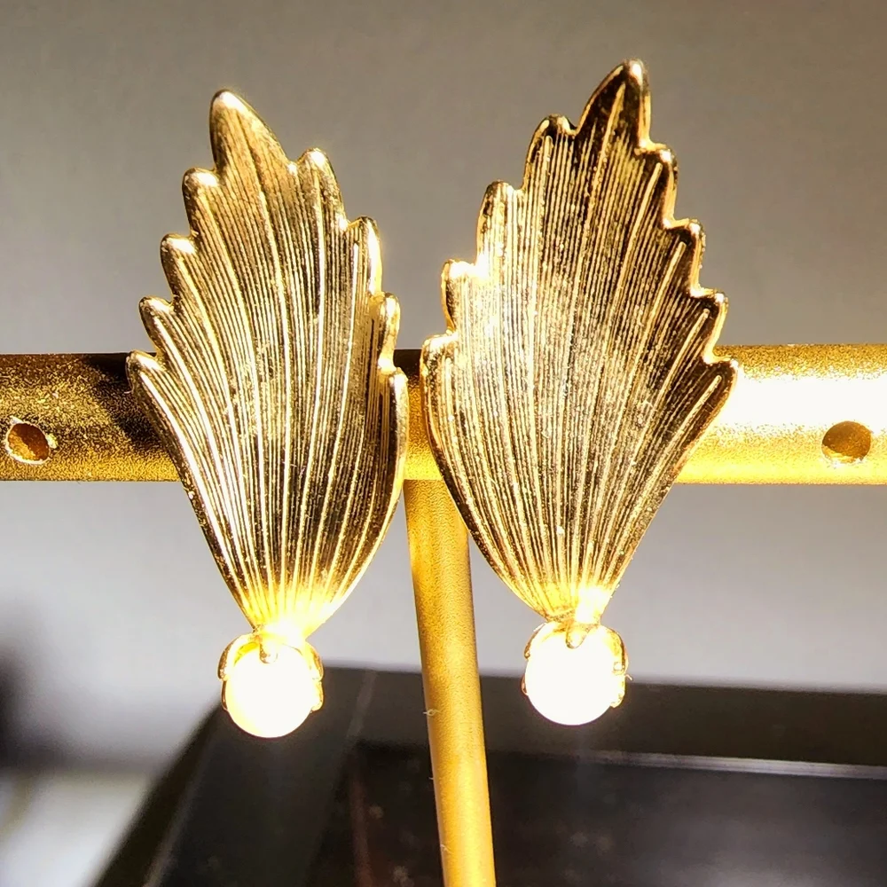 Vintage art Deco lightweight golden feather prong set pearl clip on earrings